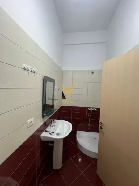 Tirane, jepet me qera zyre Kati 2, 70 m² 420 € (UNAZA E RE)