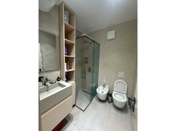 Tirane, jepet me qera apartament 1+1+Ballkon Kati 6, 50 m² 550 € (Unaza e Re)