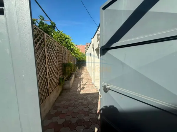 Tirane, jepet me qera shtepi 2+1 Kati 0, 80 m² 600 € (Rrg BESA)