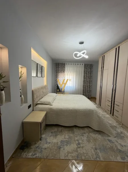 Tirane, jepet me qera apartament 2+1+Ballkon Kati 5, 895 m² 570 € (ASTIR)