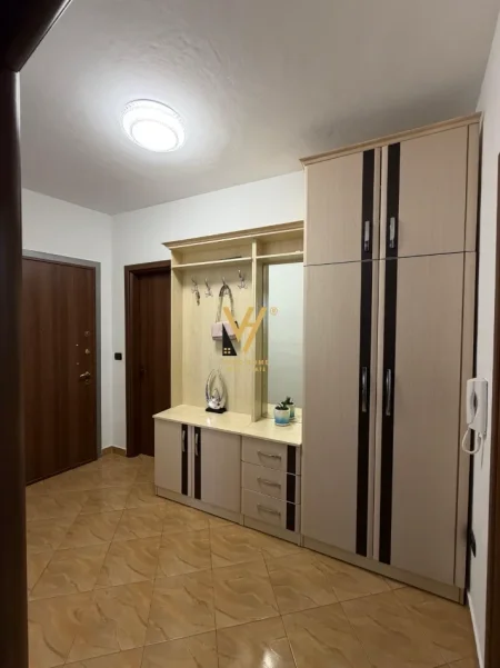Tirane, jepet me qera apartament 2+1+Ballkon Kati 5, 895 m² 570 € (ASTIR)