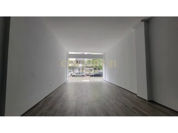 Tirane, jepet me qera ambjent biznesi , 64 m² 450 € (Yzberish)