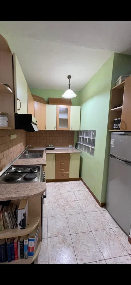 Tirane, jepet me qera apartament 1+1 Kati 4, 50 m² (myslym shyri)
