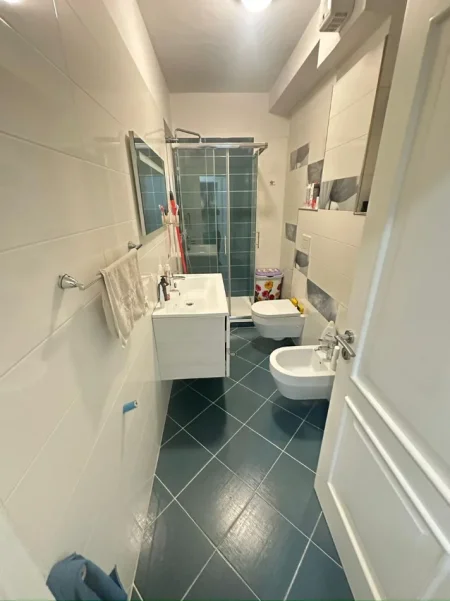 Tirane, jepet me qera apartament 2+1 Kati 2, 101 m² 800 € (Rruga kavajes)