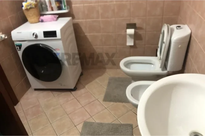 Tirane, jepet me qera 1+1+Ballkon Kati 3, 64 m² 550 € (komuna e Parisit)
