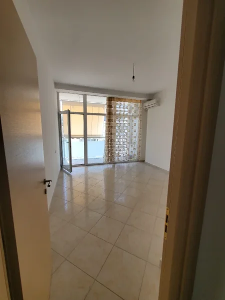 Tirane, jepet me qera apartament 2+1+Aneks+Ballkon Kati 6, 110 m² 1.300 € (komuna e parisit)