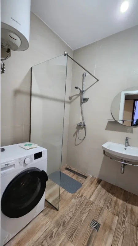 Tirane, jepet me qera apartament 1+1+Ballkon , 65 m² 550 € (Rruga e Elbasanit, pranë Shkollës Osman Myderizi)