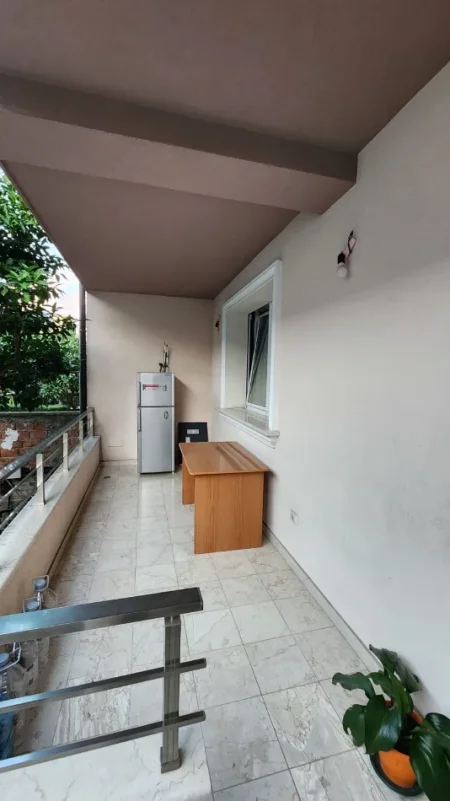 Tirane, jepet me qera apartament 1+1+Ballkon , 65 m² 550 € (Rruga e Elbasanit, pranë Shkollës Osman Myderizi)