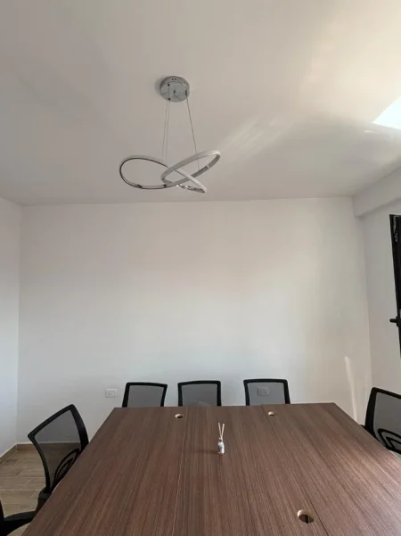 Tirane, shes Tavolina për Zyrë ose Biznes në Shitje – 8 Copë 480 €