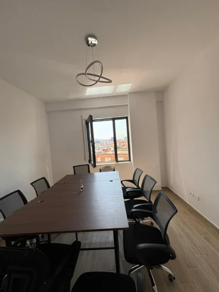 Tirane, shes Tavolina për Zyrë ose Biznes në Shitje – 8 Copë 480 €