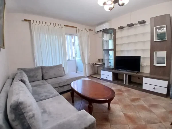 Tirane, jepet me qera apartament 1+1 Kati 3, 85 m² 500 € (Komuna e parisit)