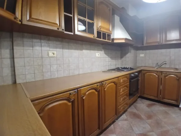 Tirane, jepet me qera apartament 1+1 Kati 3, 85 m² 500 € (Komuna e parisit)