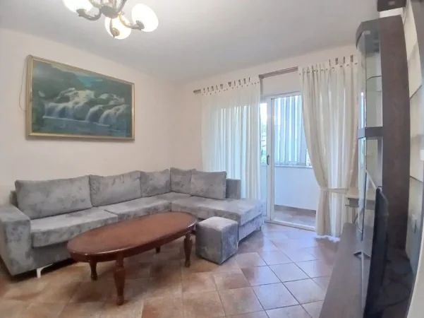 Tirane, jepet me qera apartament 1+1 Kati 3, 85 m² 500 € (Komuna e parisit)