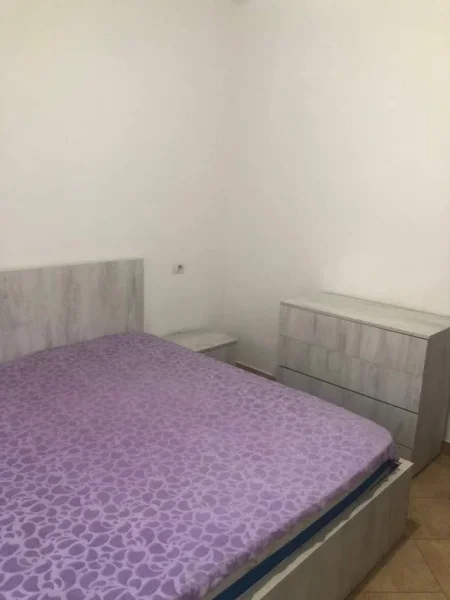Tirane, jepet me qera apartament 2+1 Kati 4, 90 m² 500 Euro (Rruga Peti)