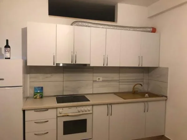 Tirane, jepet me qera apartament 2+1 Kati 4, 90 m² 500 Euro (Rruga Peti)