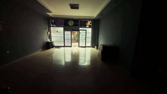 Tirane, QeraDyqan Open Space Kati 1, 35 m² 29.000 Leke (Pallati me shigjeta)