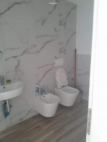 Tirane, jepet me qera zyre Kati 0, 140 m² 1.400 Euro (ASL)