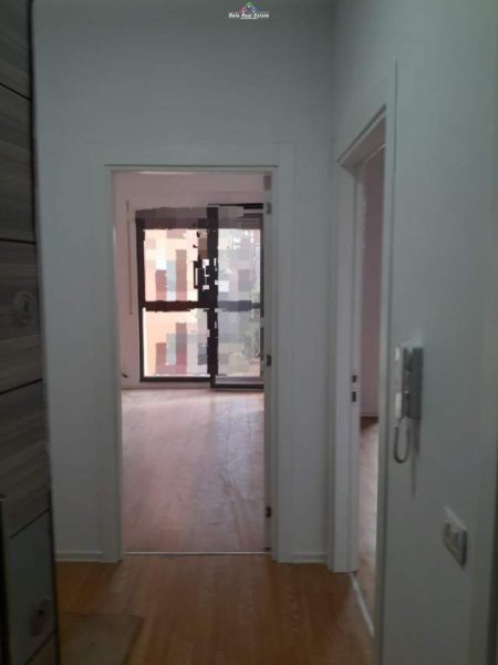 Tirane, jepet me qera zyre Kati 1, 68 m² 500 Euro (asl)