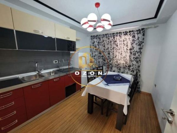 Tirane, jepet me qera apartament 2+1 Kati 4, 88 m² 800 Euro (ISH BLLOKU)