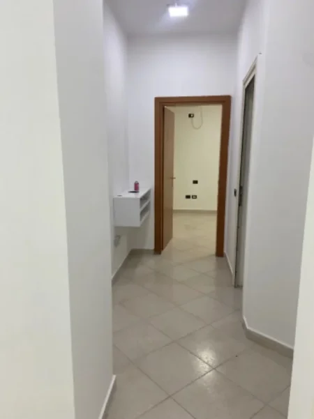 Tirane, jepet me qera ambjent biznesi Kati 3, 76 m² 700 € (Astir)