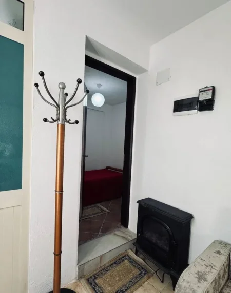 Tirane, jepet me qera apartament 1+1 Kati 1, 30 m² 200 € (Rruga Tonin Harapi)