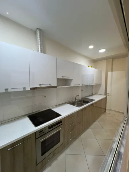 Tirane, jepet me qera apartament 1+1 Kati 1, 65 m² 400 € (Fresk)