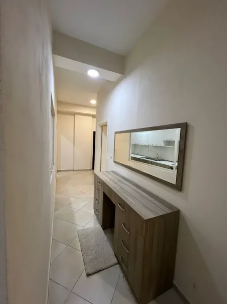 Tirane, jepet me qera apartament 1+1 Kati 1, 65 m² 400 € (Fresk)