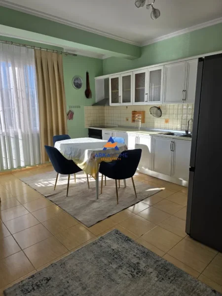 Tirane, jepet me qera apartament 1+1+Ballkon Kati 2, 100 m² 696 € 