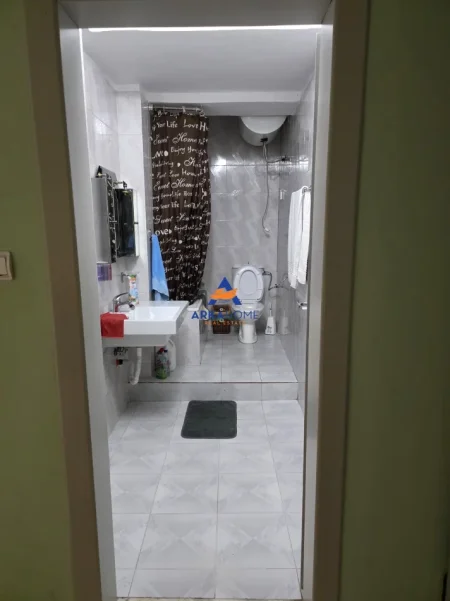 Tirane, jepet me qera apartament 1+1+Ballkon Kati 2, 100 m² 696 € 