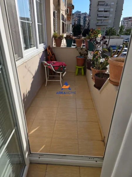 Tirane, jepet me qera apartament 1+1+Ballkon Kati 2, 100 m² 696 € 