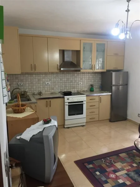 Tirane, jepet me qera shtepi 2+1 Kati 1, 100 m² 350 € (Mbrapa komunes ne babrru ne qender)