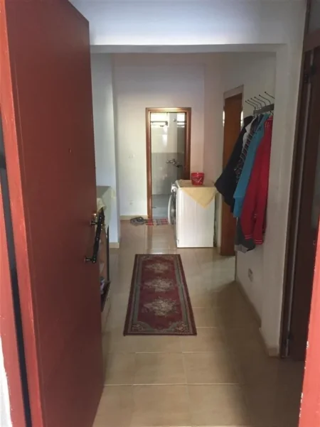 Tirane, jepet me qera shtepi 2+1 Kati 1, 100 m² 350 € (Mbrapa komunes ne babrru ne qender)