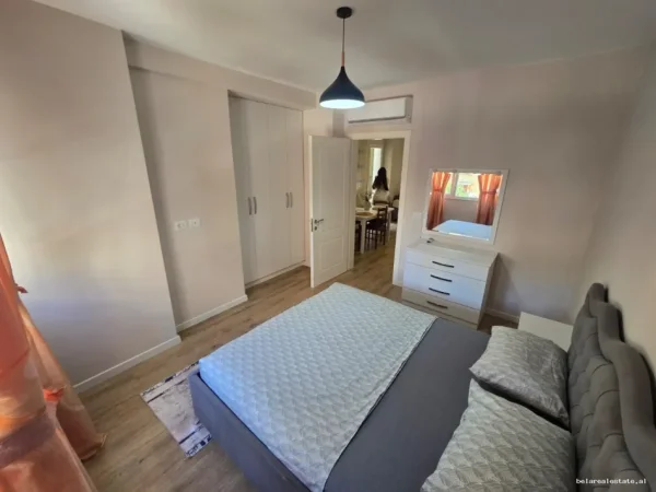 Tirane, jepet me qera apartament 1+1 Kati 3, 70 m² 678 € (Petro Nini Luarasi)
