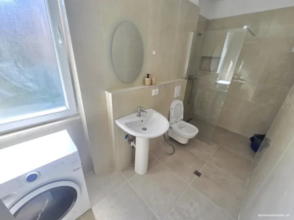 Tirane, jepet me qera apartament 1+1 Kati 3, 70 m² 678 € (Petro Nini Luarasi)