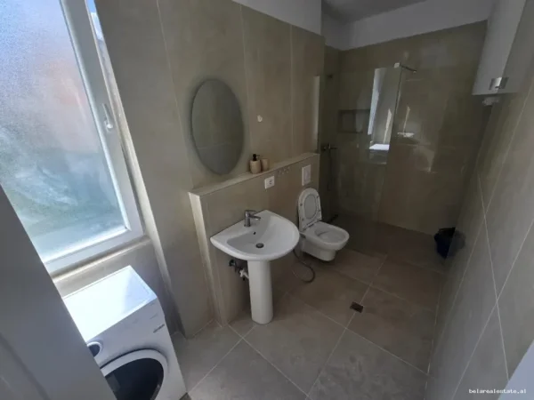 Tirane, jepet me qera apartament 1+1 Kati 3, 70 m² 678 € (Petro Nini Luarasi)