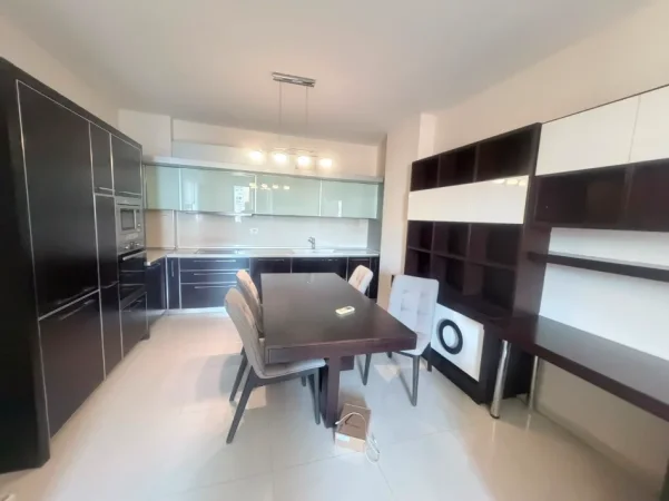Tirane, jepet me qera apartament 2+1 Kati 4, 80 m² 650 € (Ish stacioni i trenit)