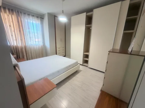 Tirane, jepet me qera apartament 2+1 Kati 4, 80 m² 650 € (Ish stacioni i trenit)