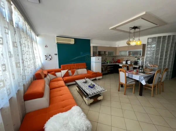 Tirane, jepet me qera apartament 3+1+Ballkon Kati 8, 120 m² 950 € (Ish parku autobuzave)