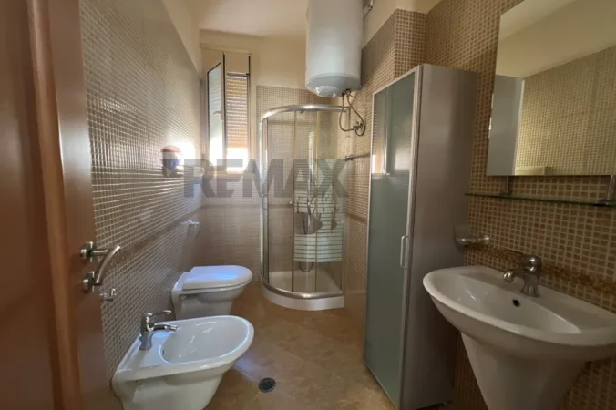 Vlore - Lungomare, jepet me qera apartament+verande | Penthouse 1+1+Ballkon Kati 8, 130 m² 800 € (Lungomare, Vlorë)