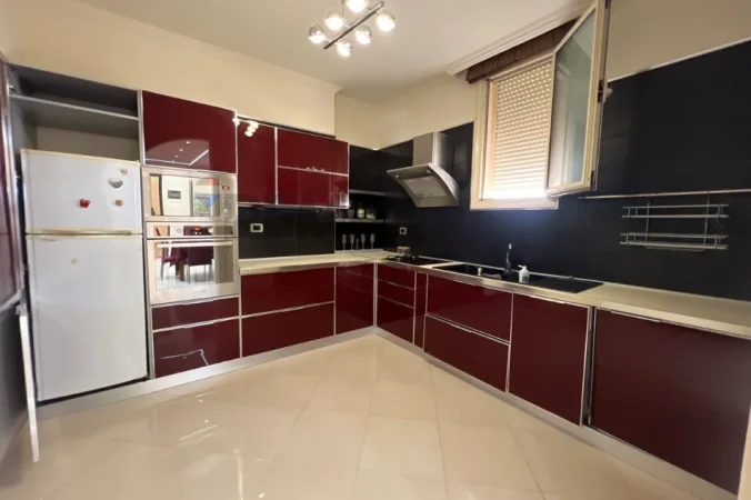 Vlore - Lungomare, jepet me qera apartament+verande | Penthouse 1+1+Ballkon Kati 8, 130 m² 800 € (Lungomare, Vlorë)