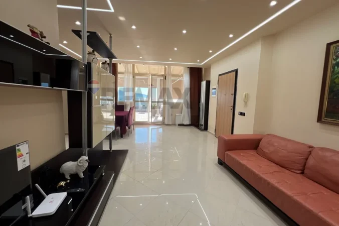Vlore - Lungomare, jepet me qera apartament+verande | Penthouse 1+1+Ballkon Kati 8, 130 m² 800 € (Lungomare, Vlorë)