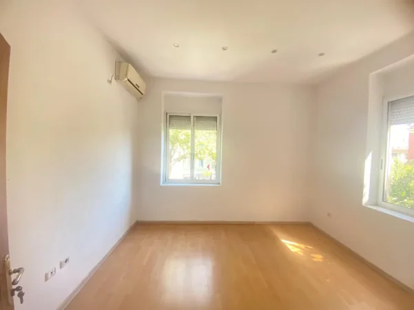 Tirane, jepet me qera zyre Kati 4, 95 m² 750 € (shallvaret)