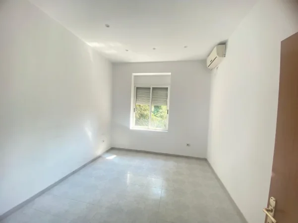 Tirane, jepet me qera zyre Kati 4, 95 m² 750 € (shallvaret)