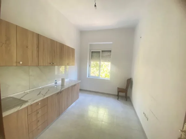 Tirane, jepet me qera zyre Kati 4, 95 m² 750 € (shallvaret)