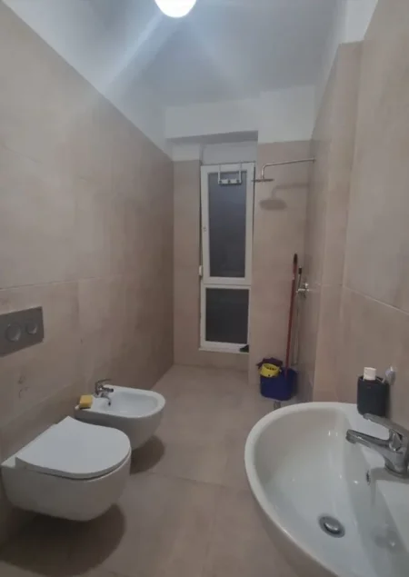 Tirane, jepet me qera apartament 1+1 Kati 4, 65 m² 500 € (Fusha e Aviacionit,prane Bar Votra)