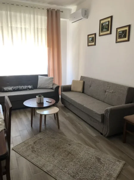 Tirane, jepet me qera apartament 1+1 Kati 4, 65 m² 500 € (Fusha e Aviacionit,prane Bar Votra)