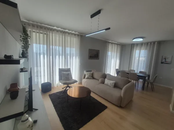 Tirane, jepet me qera apartament 2+1+Ballkon Kati 7, 110 m² 930 € (Shkolla e Baletit)