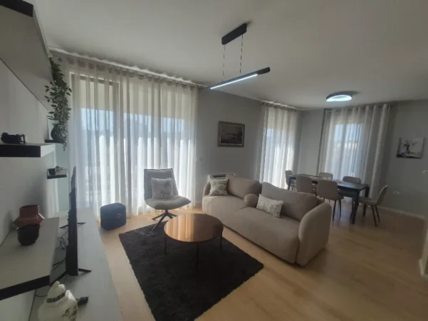 Tirane, jepet me qera apartament 2+1+Ballkon Kati 7, 110 m² 930 € (Shkolla e Baletit)
