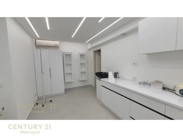 Tirane, jepet me qera ambjent biznesi Kati 3, 80 m² 750 € (PRANE DREJTORISE SE POLICISE)