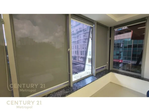 Tirane, jepet me qera ambjent biznesi Kati 3, 80 m² 750 € (PRANE DREJTORISE SE POLICISE)